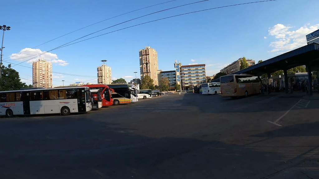 Autobuska stanica u Novom Sadu sa parkiranim međugradskim autobusima
